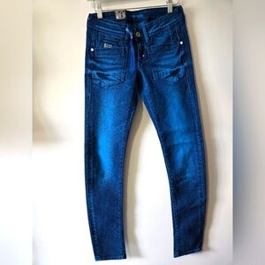 G STAR RAW NWT Electric Teal Blue Lowrise Skinny Jeans. Size 26/32